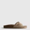 Sandalias tipo mules con correa y hebilla