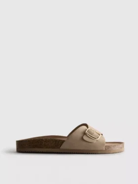 Sandalias tipo mules con correa y hebilla