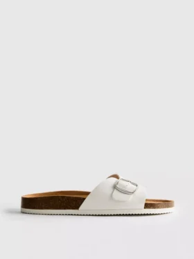 Sandalias tipo mules con correa y hebilla