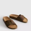 Sandalias tipo mules con correa y hebilla