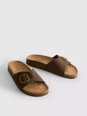 Sandalias tipo mules con correa y hebilla
