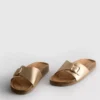 Sandalias tipo mules con correa y hebilla