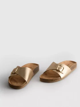 Sandalias tipo mules con correa y hebilla