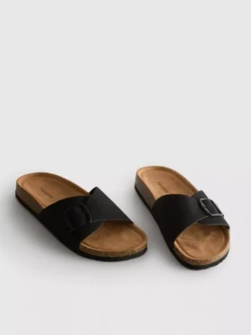 Sandalias tipo mules con correa y hebilla
