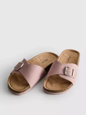 Sandalias tipo mules con correa y hebilla