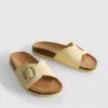 Sandalias tipo mules con correa y hebilla