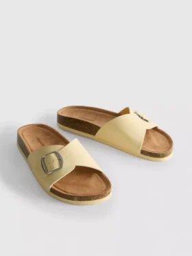 Sandalias tipo mules con correa y hebilla