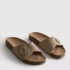 Sandalias tipo mules con correa y hebilla