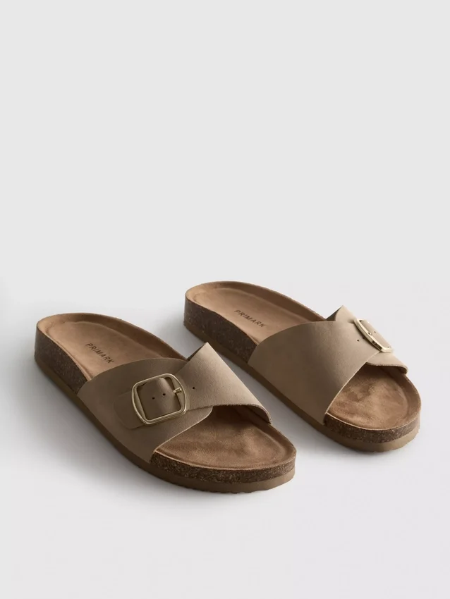 Sandalias tipo mules con correa y hebilla