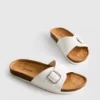 Sandalias tipo mules con correa y hebilla