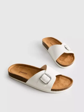 Sandalias tipo mules con correa y hebilla