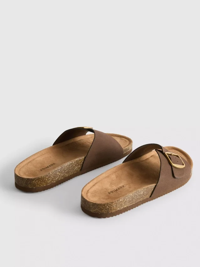 Sandalias tipo mules con correa y hebilla