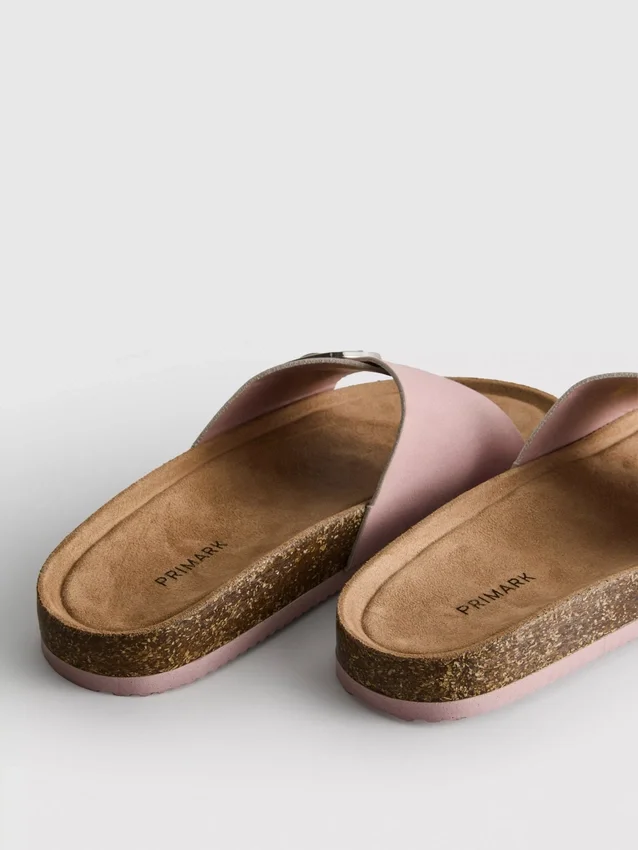 Sandalias tipo mules con correa y hebilla