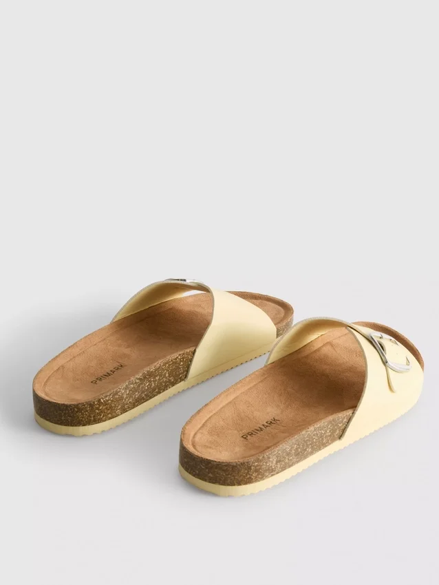 Sandalias tipo mules con correa y hebilla