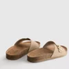 Sandalias tipo mules con correa y hebilla