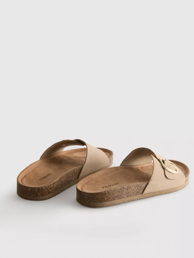 Sandalias tipo mules con correa y hebilla