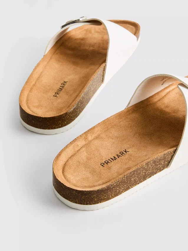 Sandalias tipo mules con correa y hebilla