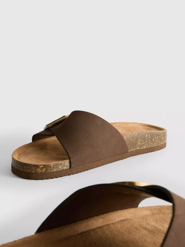 Sandalias tipo mules con correa y hebilla