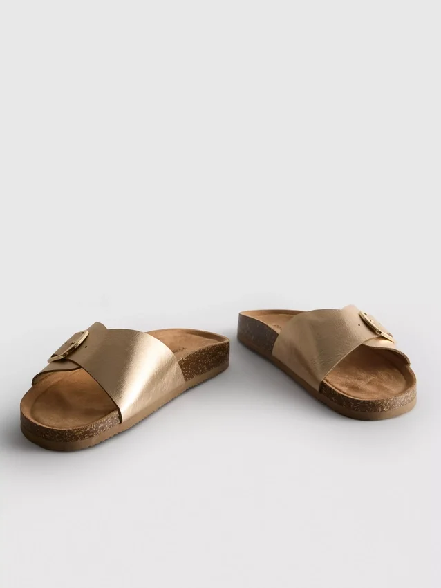Sandalias tipo mules con correa y hebilla