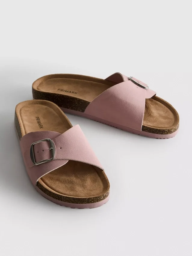 Sandalias tipo mules con correa y hebilla