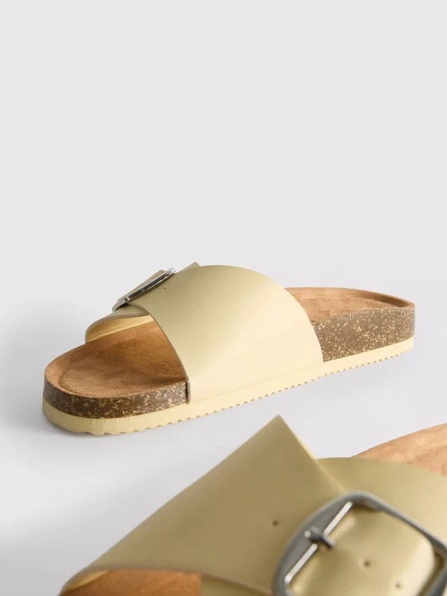 Sandalias tipo mules con correa y hebilla