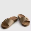 Sandalias tipo mules con correa y hebilla