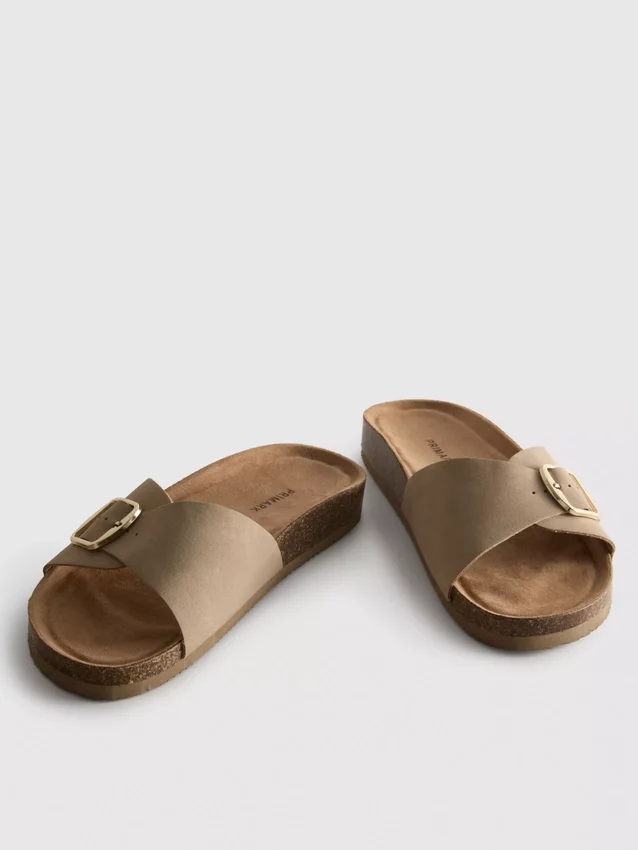 Sandalias tipo mules con correa y hebilla