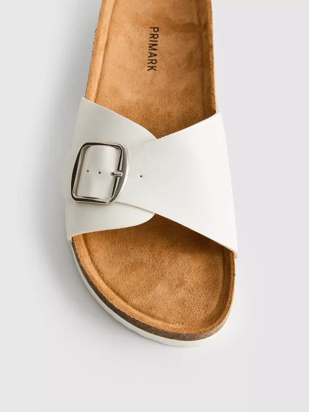 Sandalias tipo mules con correa y hebilla