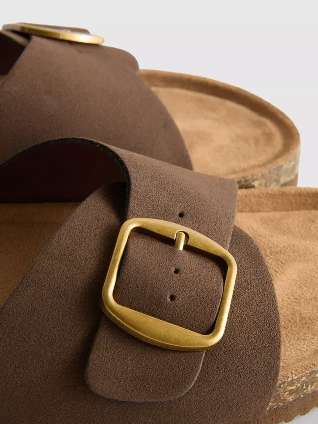 Sandalias tipo mules con correa y hebilla