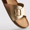 Sandalias tipo mules con correa y hebilla