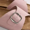 Sandalias tipo mules con correa y hebilla