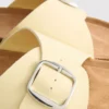 Sandalias tipo mules con correa y hebilla