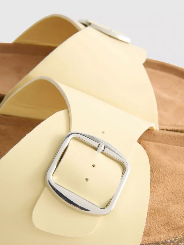 Sandalias tipo mules con correa y hebilla