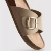Sandalias tipo mules con correa y hebilla