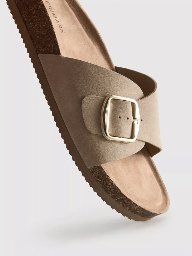Sandalias tipo mules con correa y hebilla