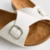Sandalias tipo mules con correa y hebilla