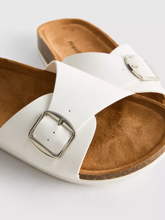 Sandalias tipo mules con correa y hebilla