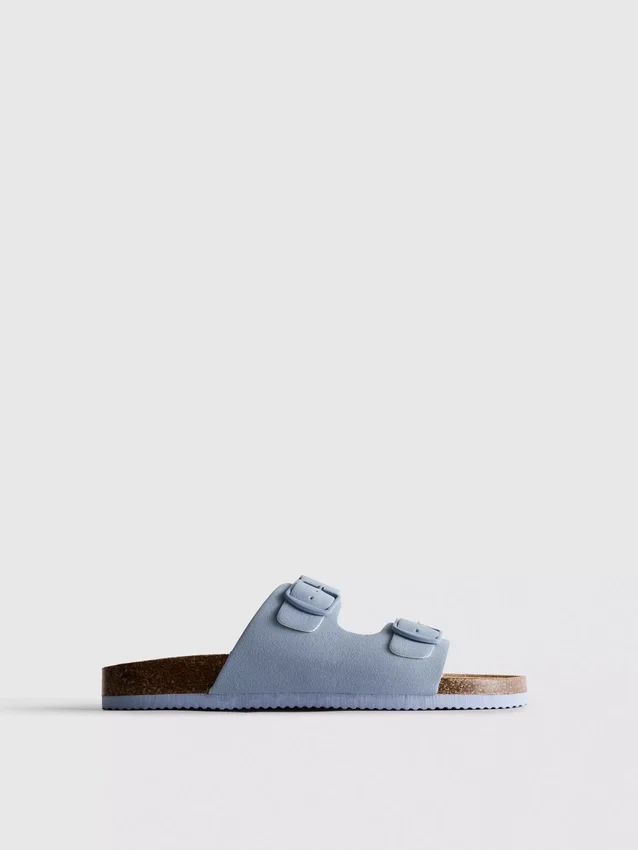 Sandalias tipo mules con doble correa con hebilla