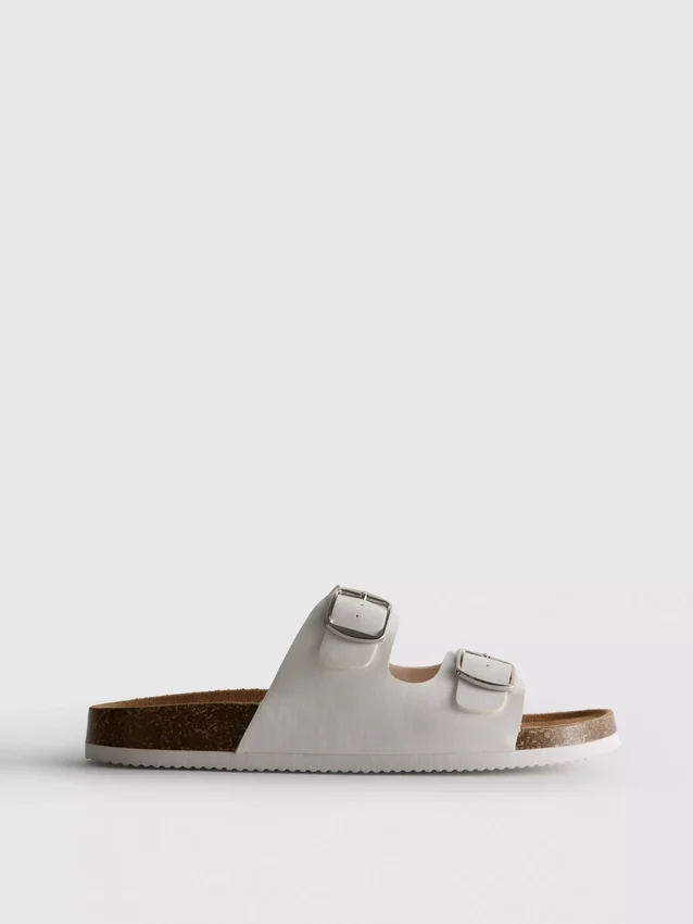 Sandalias tipo mules con doble correa con hebilla