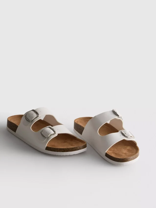 Sandalias tipo mules con doble correa con hebilla