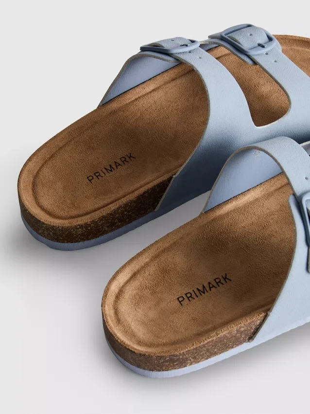 Sandalias tipo mules con doble correa con hebilla