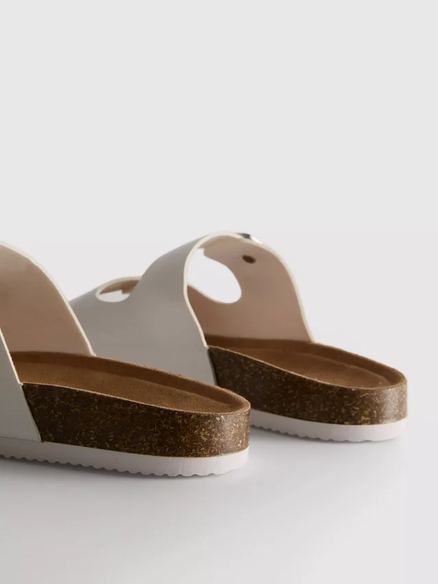 Sandalias tipo mules con doble correa con hebilla