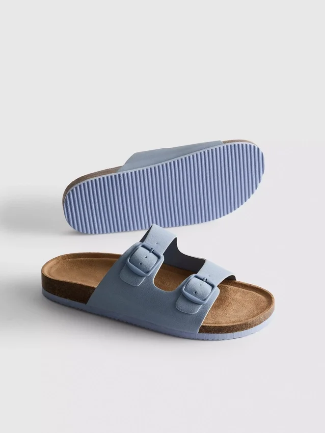 Sandalias tipo mules con doble correa con hebilla