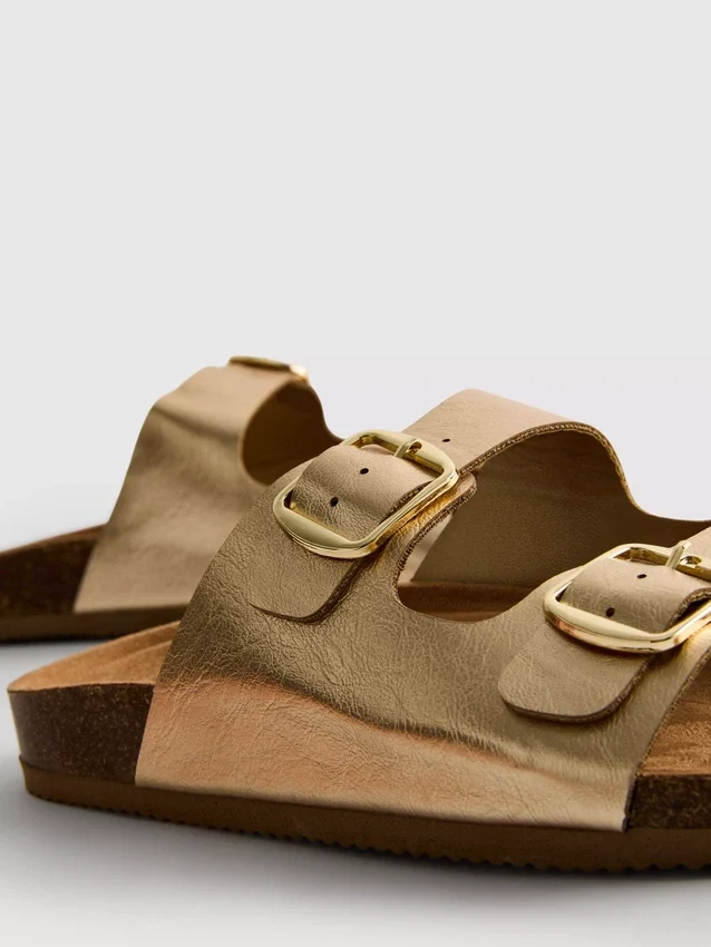 Sandalias tipo mules con doble correa con hebilla