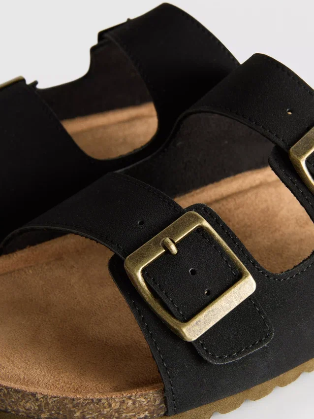 Sandalias tipo mules con doble correa con hebilla