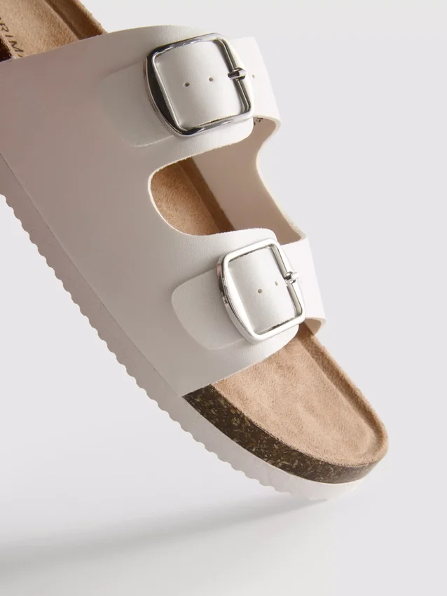 Sandalias tipo mules con doble correa con hebilla