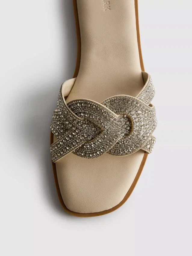 Sandalias tipo mules con pedrería