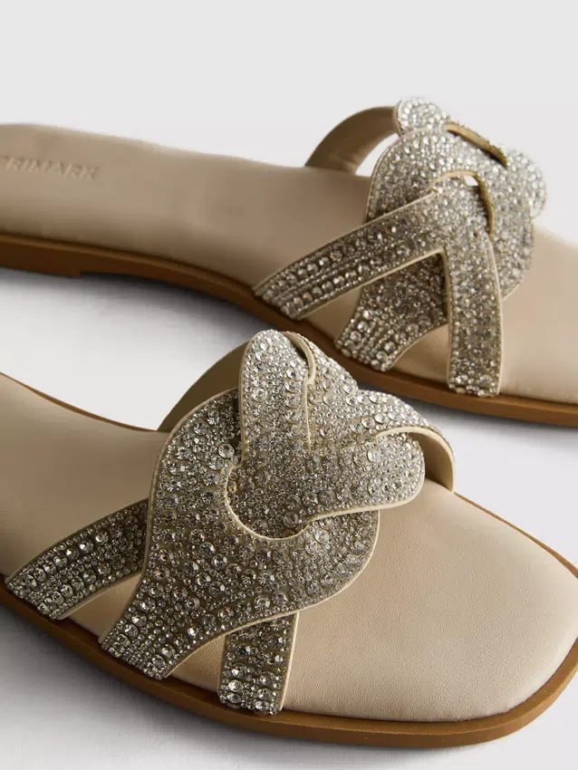 Sandalias tipo mules con pedrería