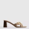 Sandalias tipo mules con tacón grueso y hebilla