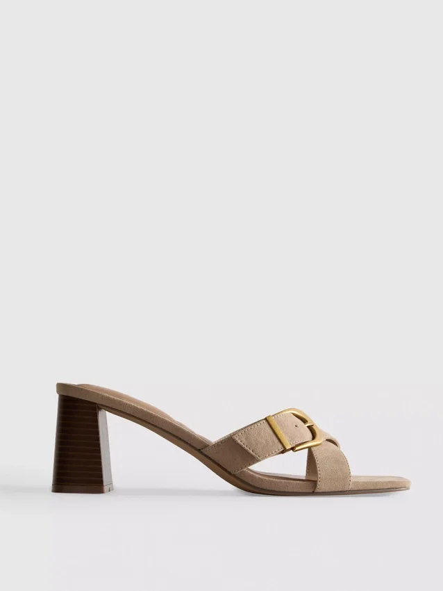 Sandalias tipo mules con tacón grueso y hebilla